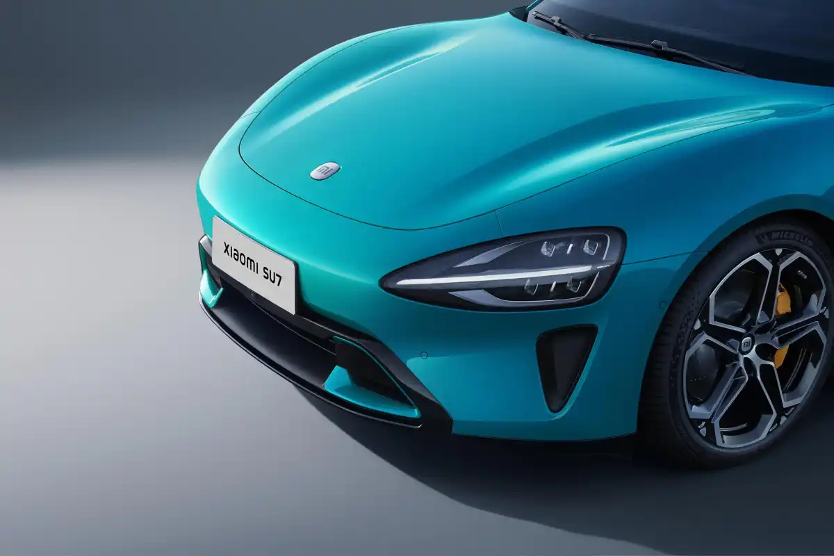 تصميم خارجي لشاومي SU7 2026 في الإمارات - عرض ثلاثي الأرباع الأمامي