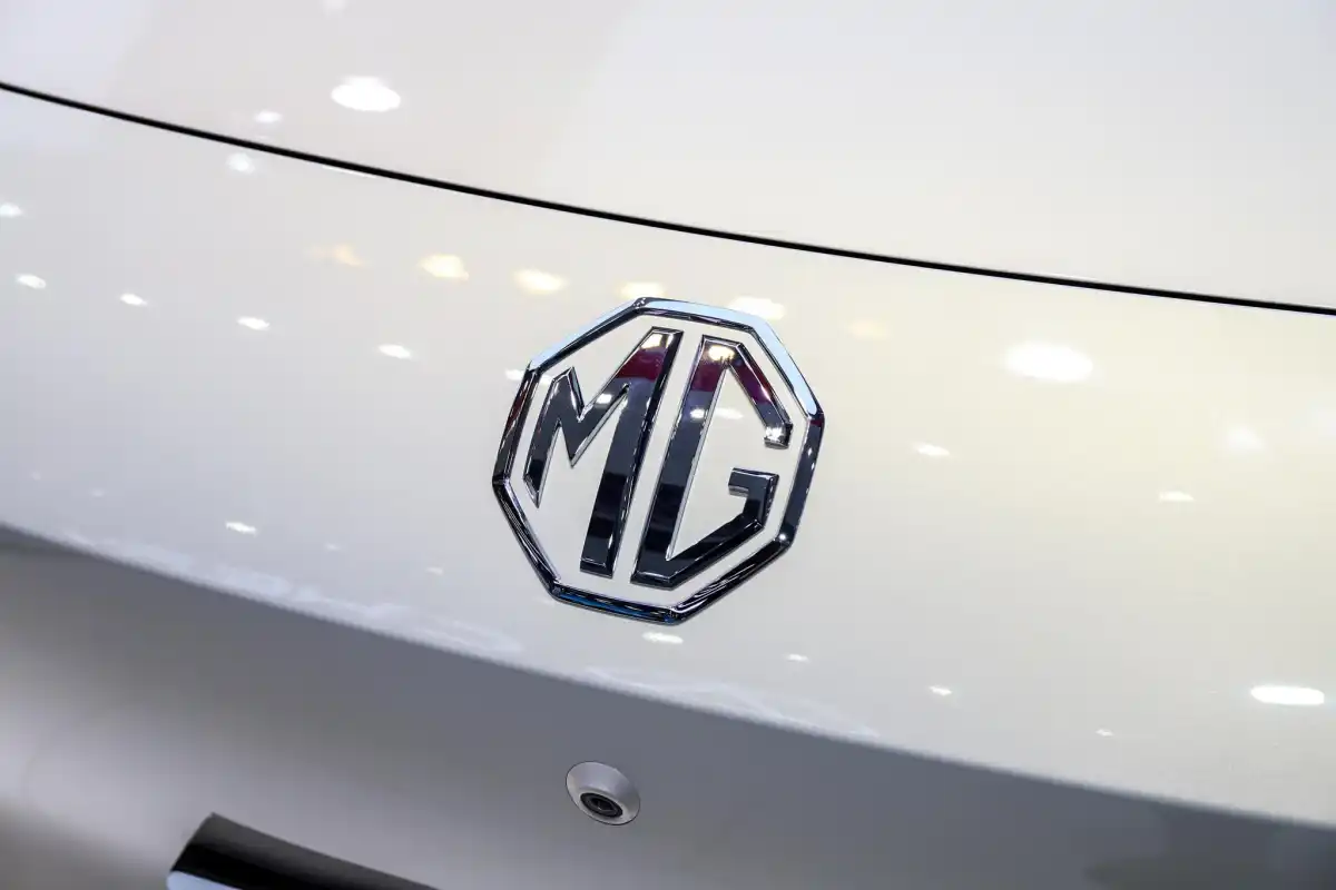 تصميم خارجي لـ MG ES5 2026 في الإمارات - من زاوية ثلاثة أرباع أمامية