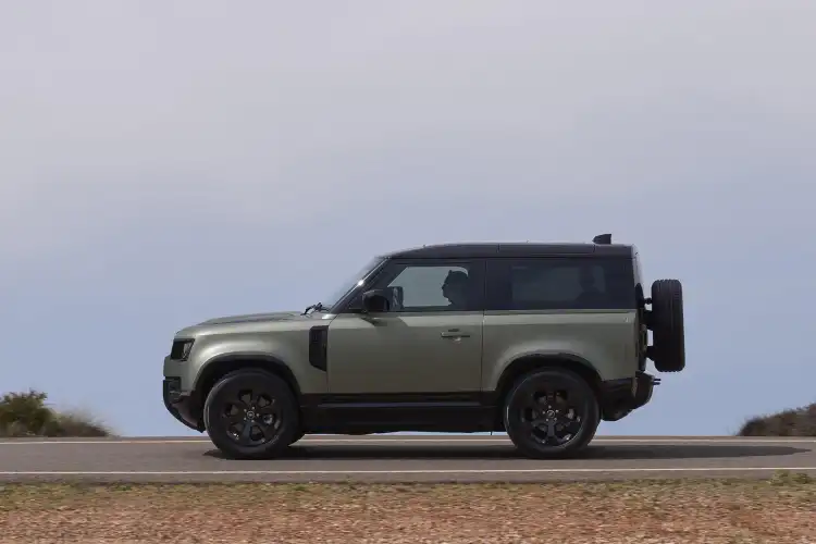 لاند روفر ديفندر