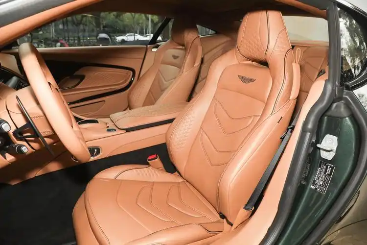 أفضل 5 سيارات رياضية من أستون مارتن في 2025