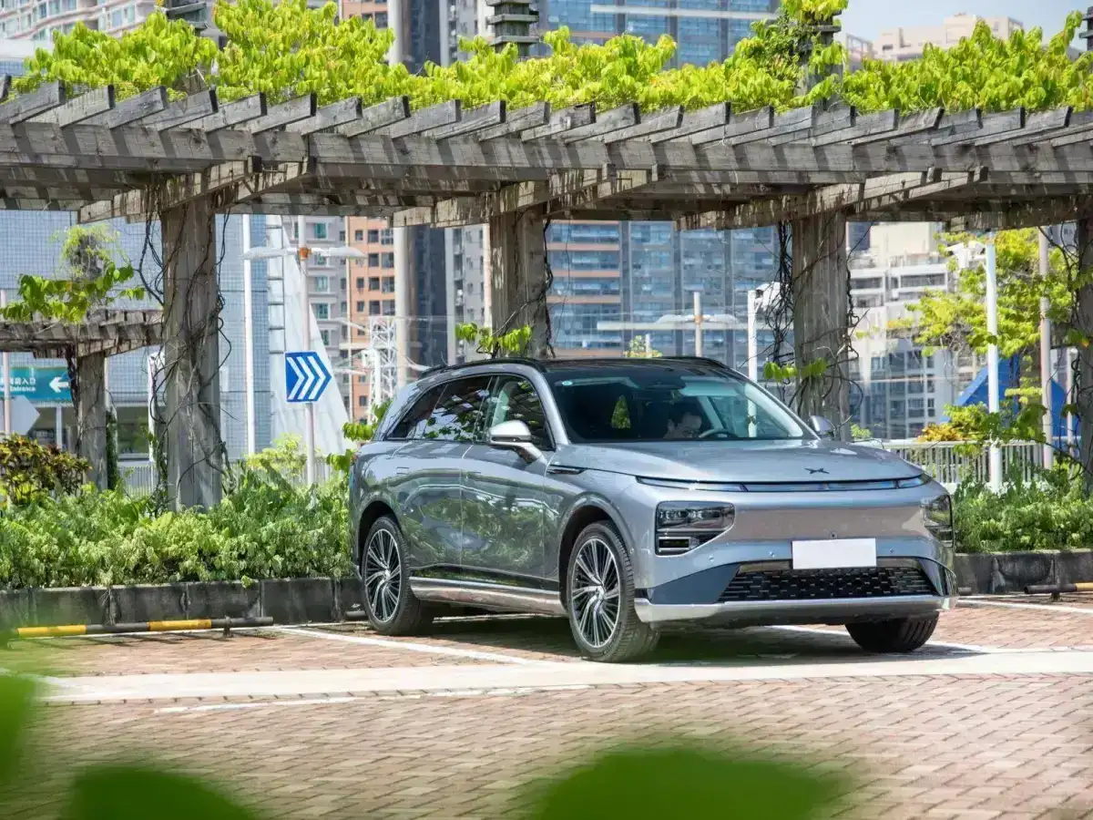 Xpeng G9 5C ultra-fast charging at 500kW station in Abu Dhabi