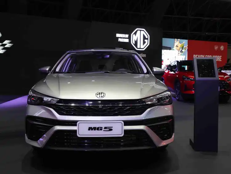 نظرة خاطفة على سيارة إم جي 5 2025: معرض جدة للسيارات 2024