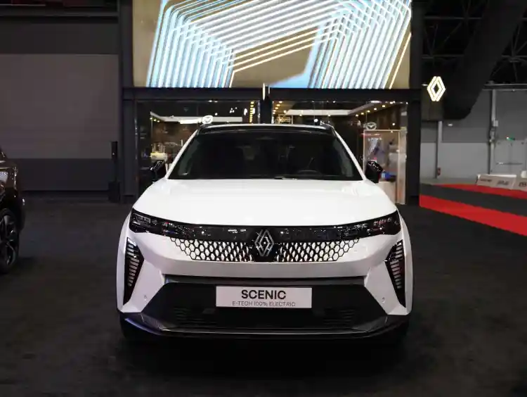 نظرة خاطفة على سيارة رينو سينيك 2025: معرض جدة للسيارات 2024