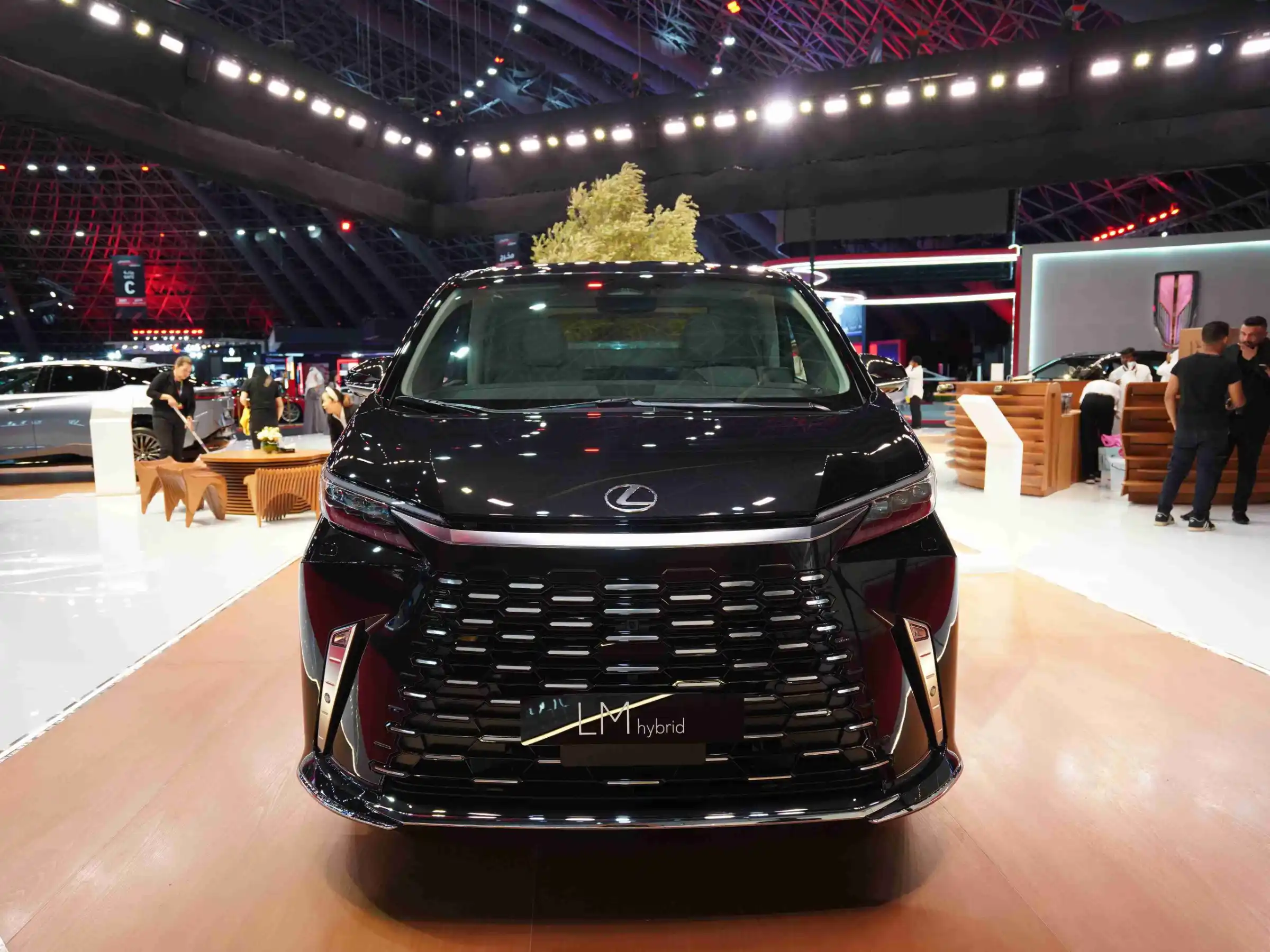 نظرة خاطفة على سيارة لكزس LM500h 2025: معرض جدة للسيارات 2024