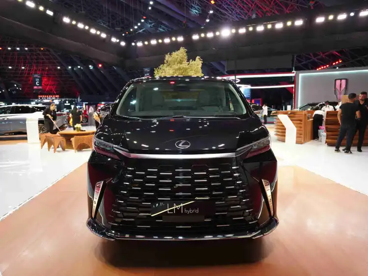 نظرة خاطفة على سيارة لكزس LM500h 2025: معرض جدة للسيارات 2024