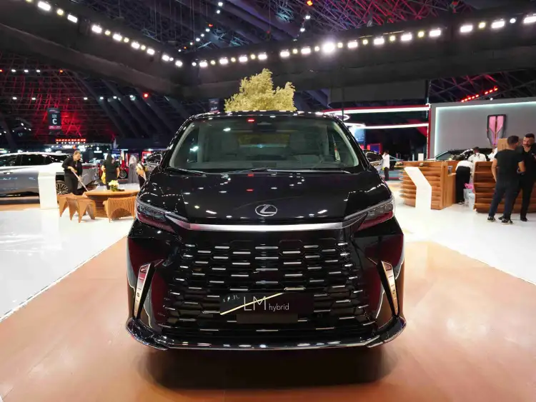 نظرة خاطفة على سيارة لكزس LM500h 2025: معرض جدة للسيارات 2024