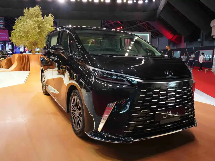 الكشف عن سيارة لكزس LM500h 2025 في معرض جدة الدولي للسيارات 2024