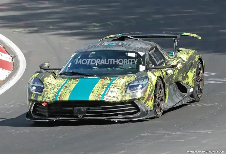 تجارب سيارة أستون مارتن فالهالا الخارقة في 'رينغ'