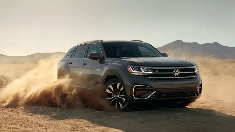 فولكس فاجن تستدعي أكثر من 271000 سيارة أتللاس بسبب فشل الوسادة الهوائية