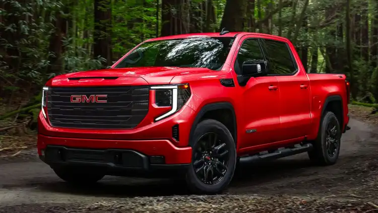 جي إم سي سييرا 2025 يتفوق على فورد F-150 من حيث الفخامة والمرافق؟