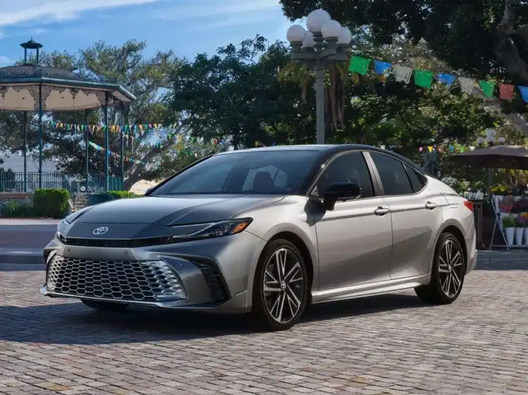 كفاءة استهلاك تويوتا كامري 2025 وأدائها