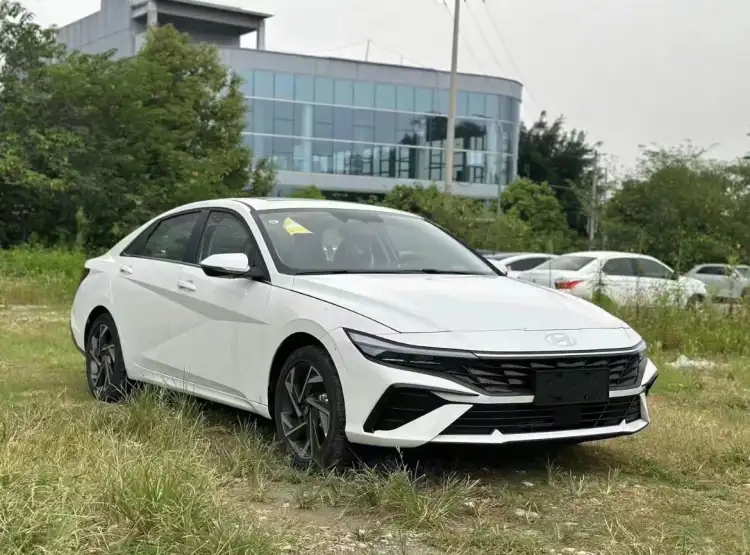 2025 Hyundai Elantra: more interior space than Corolla