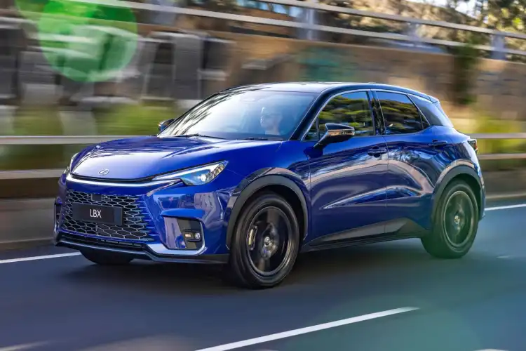 سعر ومواصفات لكزس LBX موديل 2025