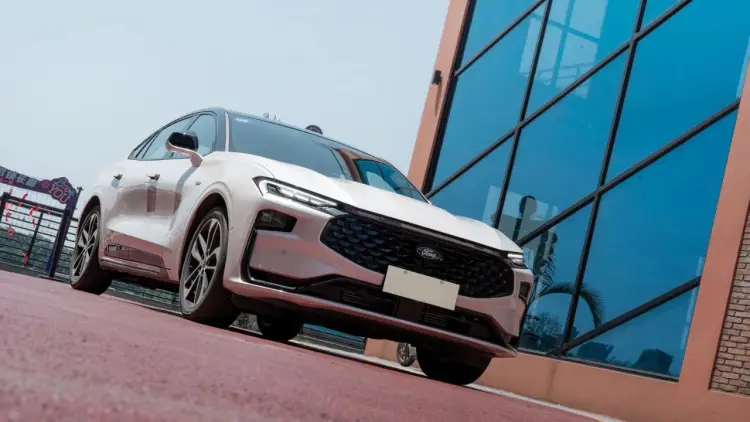 2025 Ford Taurus, 1.1m extra-long screen