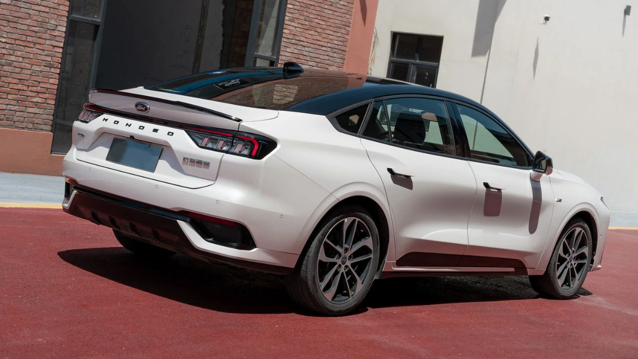 2025 Ford Taurus, 1.1m extra long screen