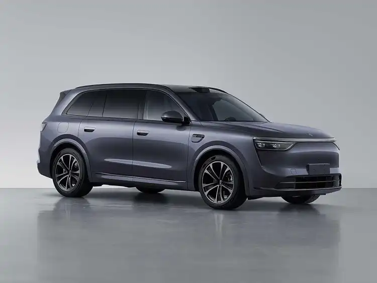 2025 AITO M8: Executive Luxury SUV with Display-Enabled Taillights