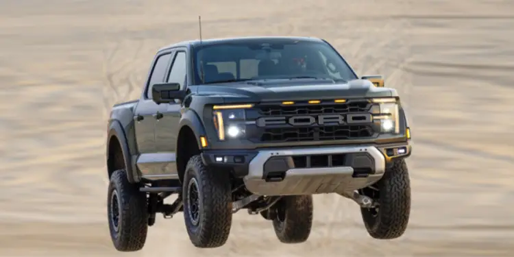 تويوتا RAV4 تتفوق على F-150 لتصبح السيارة الأكثر مبيعًا في أمريكا الشمالية لعام 2024
