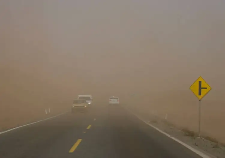 نصائح القيادة خلال العواصف الرملية في الامارات العربية المتحدة
