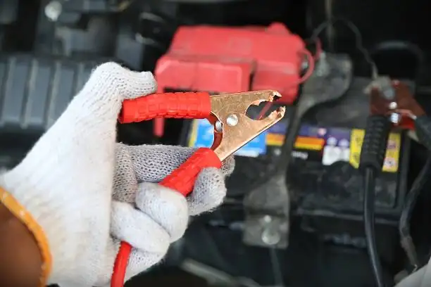 كيف تشحن بطارية سيارتك تلقائيًا أثناء القيادة