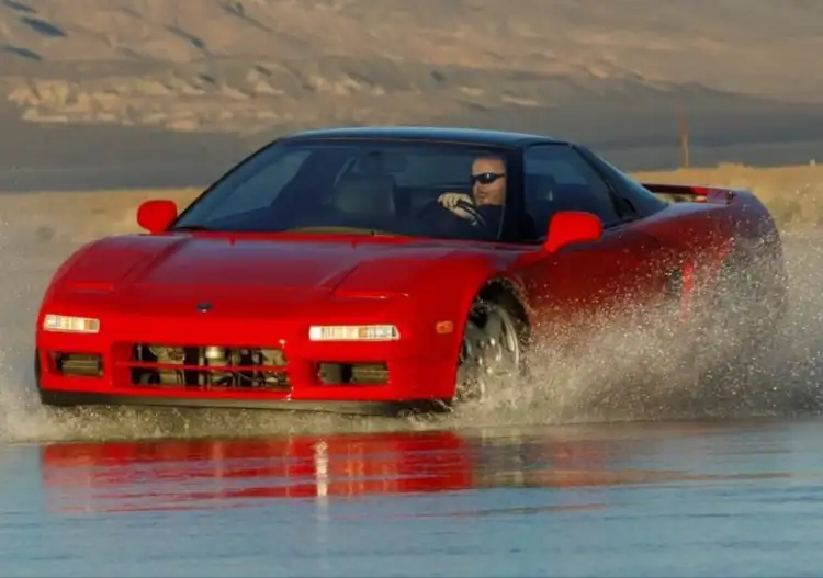 هوندا اكيورا ان اس اكس: اسطورة أطاحت بالسيارات الرياضية، من بينها فيراري