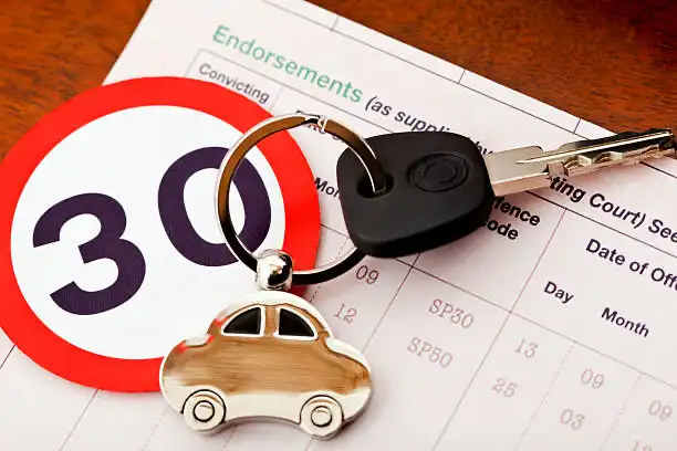 الدليل الأكثر عملية لعام 2025 لنقل تأمين مركبتك في الإمارات