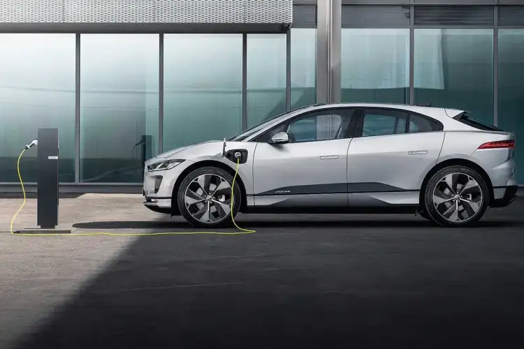 مسار كهربائي خاص في دبي؟ مقترحات جديدة لتحفيز التبني السريع للسيارات الكهربائية