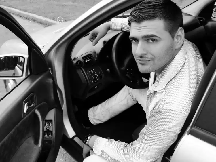 كيف تنعش بطارية سيارتك بأمان: دليل أساسي لسائقي منطقة الخليج 2025