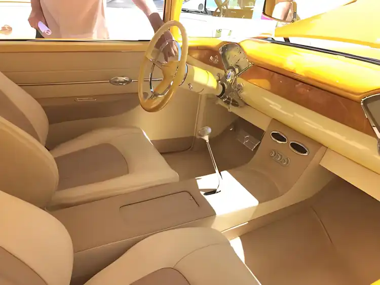 تصميمات سيارات داخلية بالذهبي الوردي في الإمارات: الدليل الإرشادي 2025