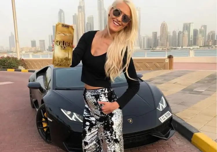 الكيس الملقبة سوبر كار بلوندي: خمس سيارات فاخرة امتلكتها