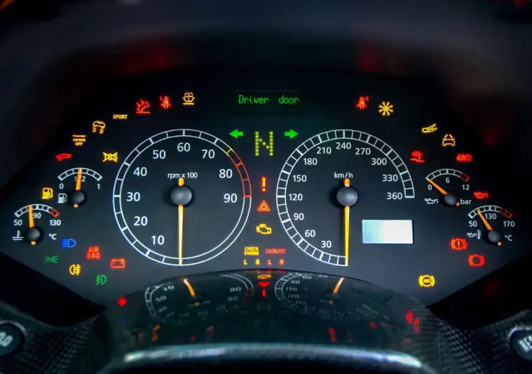 رموز لوحة القيادة أو التابلوه: ما معنى رموز الأضواء والتحذير