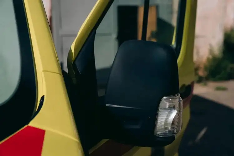 How to Choose  the Best  Blind Spot Mirrors for Safer UAE Driving ?