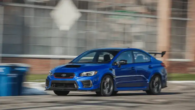 جيري ساينفيلد يفاجئ عشاق السيارات: شغف خفي بسيارات سوبارو