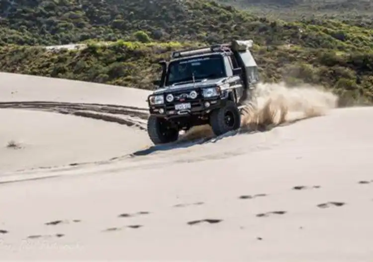 هل تقليل ضغط الإطارات على الرمال يمنحك تماسكاً أفضل؟