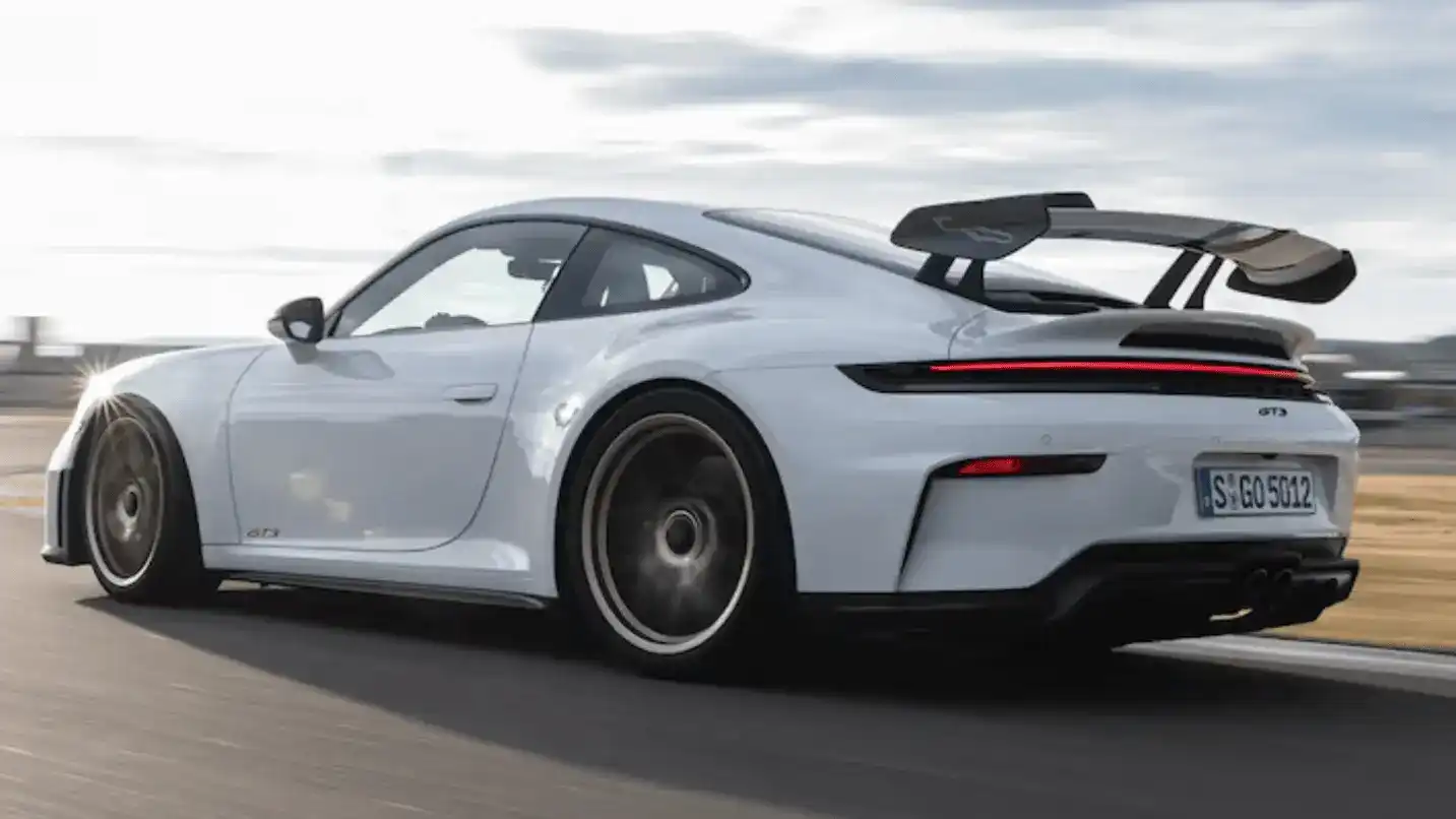 بورش 911 GT3 وتورينج قيادة رياضية متناهية الدقة بسعر 817 ألف ريال سعودي