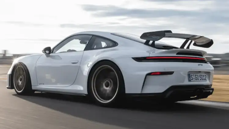 بورش 911 GT3 وتورينج قيادة رياضية متناهية الدقة بسعر 817 ألف ريال سعودي