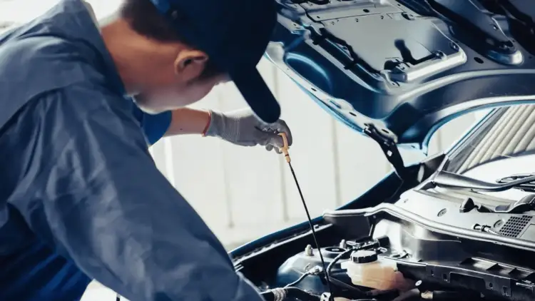 خبير الصيانة الشهير يكشف زيف فكرة سائل ناقل الحركة الذي لا يحتاج لتغيير