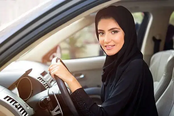 كيف تختار أفضل سيارة لصيف 50 درجة مئوية في دولة الإمارات عام 2025؟