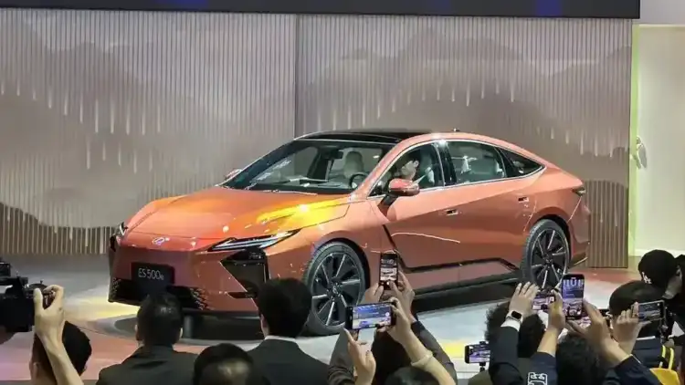 تدشين لكزس ES 2026 الجديدة كلياً بمعرض شنغهاي بمحرك كهربائي جديد
