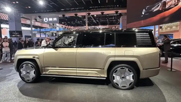 BYD Yangwang U8L Makes a Dazzling Debut at Auto Shanghai 2025