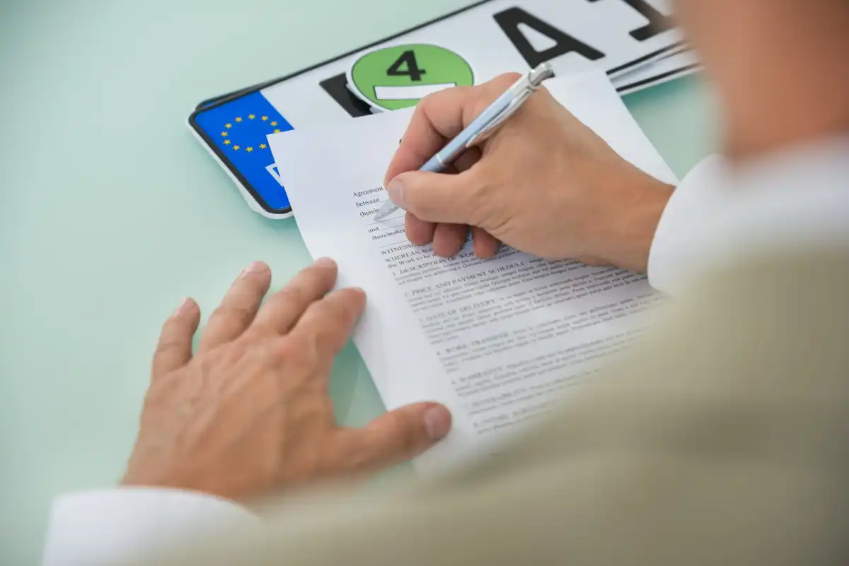 Learn how to renew your Dubai car registration within the 30-day grace period in 2025. Avoid late fees with this step-by-step guide. 