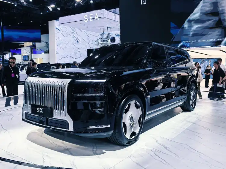 زيكر تتجرأ وتتحدة رولز رويس كولينان مع زيكر 9 اكس