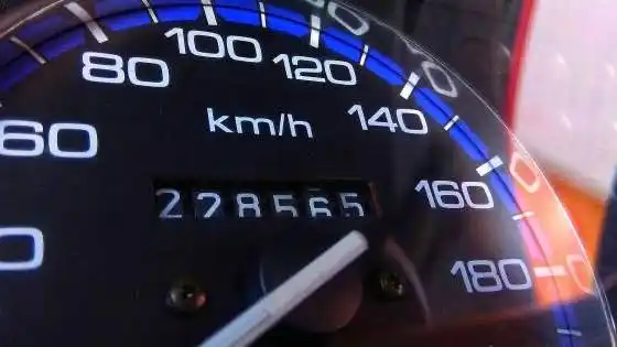 استهلاك وقود كامري في الإمارات 2025:دليل التوفير الذكي للسائقين