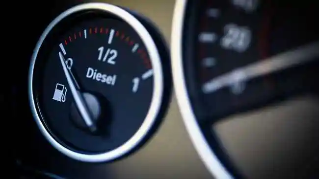 استهلاك وقود تويوتا هيلوكس:دليل 2025 الشامل للاقتصاد في التشغيل