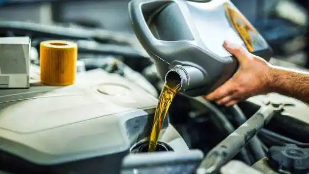 كم لتر زيت محرك تويوتا كورولا؟ دليل 2025 الشامل للعناية المثالية