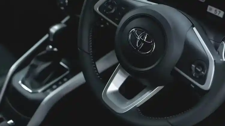 كم سعر تويوتا كراون 2025؟ دليل الشراء الشامل