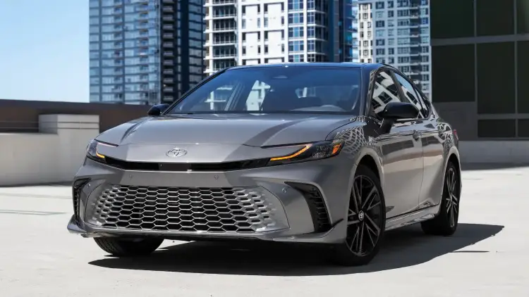 كامري V6 قوة الحصان 2025:كل ما تحتاج معرفته عن الأداء والتحديثات