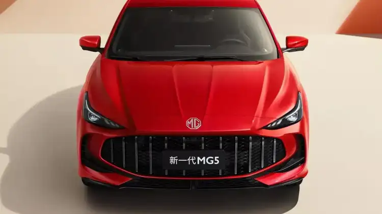 MG 5 مقابل تويوتا ياريس:مقارنة شاملة لسيارات 2025