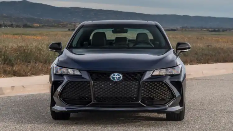 كامري vs أفالون 2025:دليل المقارنة الذكي لاختيار سيارتك المثالية