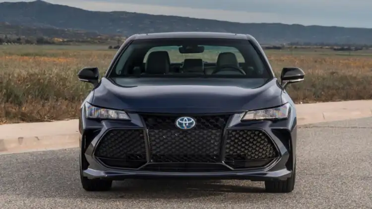 كامري vs أفالون 2025:دليل المقارنة الذكي لاختيار سيارتك المثالية