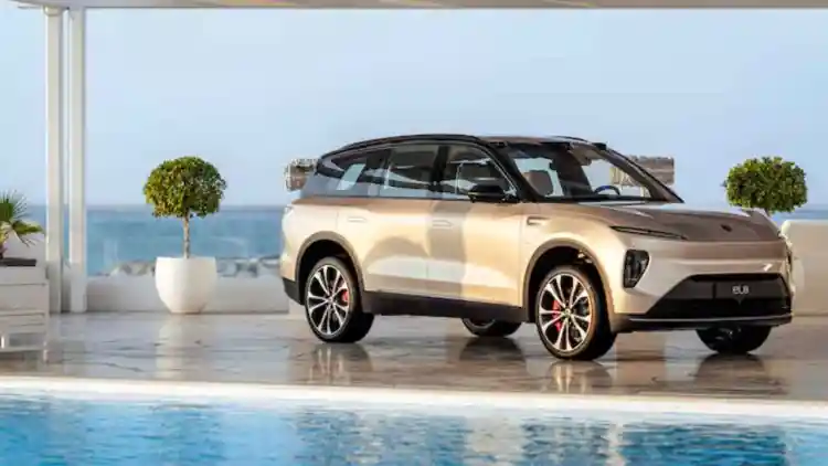 دليلك الكامل لشراء سيارة كهربائية في الإمارات 2025